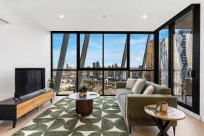 Stylish & Central w Stunning City Views & Balcony